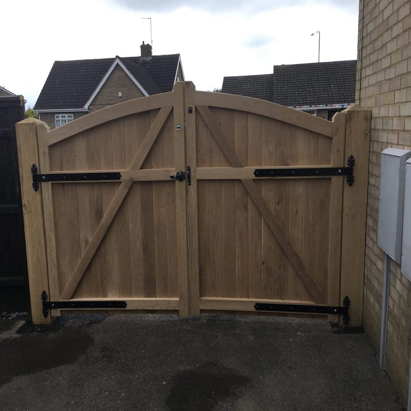 Oak Curved Top Closeboard Driveway Gate