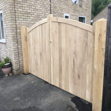 Oak Curved Top Closeboard Driveway Gate