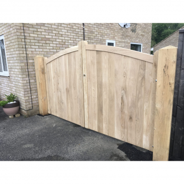 Pair of Oak Curved Top Closeboard Driveway Gates